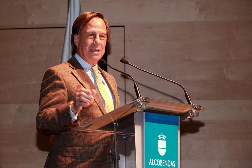Presentación Fiestas Virgen de La Paz 2017 por la Hermandad Virgen de La Paz - Imagen del alcalde García de  Vinuesa en el escenario dirigiendo unas palabras al público asistente.