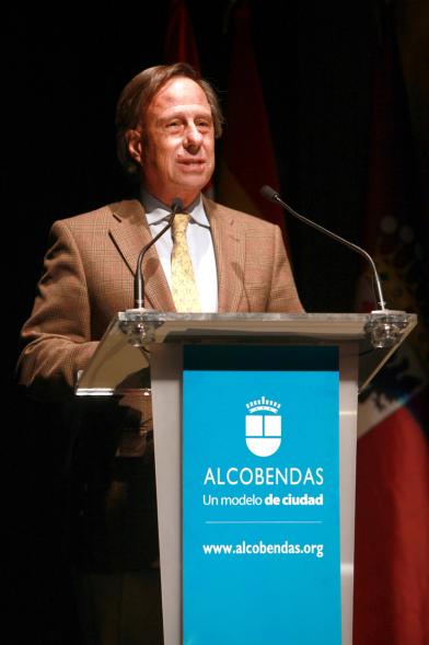 Presentación Fiestas Virgen de La Paz 2017 por la Hermandad Virgen de La Paz - Imagen del alcalde García de  Vinuesa en el escenario dirigiendo unas palabras al público asistente.