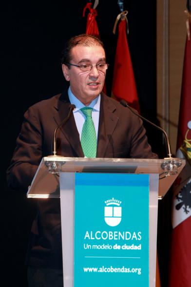 Presentación Fiestas Virgen de La Paz 2017 por la Hermandad Virgen de La Paz - Imagen de persona en el escenario dirigiendo unas palabras al público asistente.