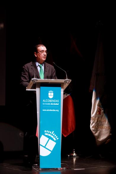 Presentación Fiestas Virgen de La Paz 2017 por la Hermandad Virgen de La Paz - Imagen de persona en el escenario dirigiendo unas palabras al público asistente.