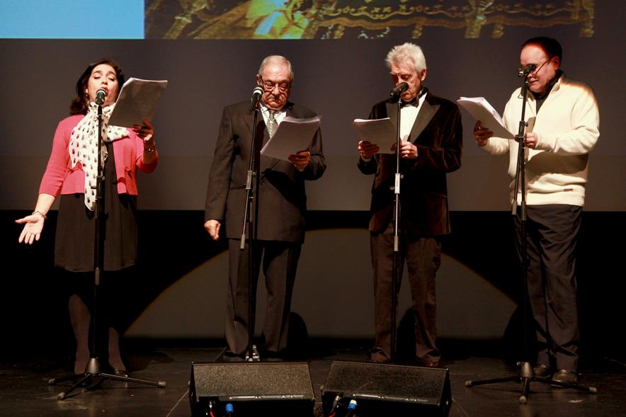 Presentación Fiestas Virgen de La Paz 2017 por la Hermandad Virgen de La Paz - Imagen de personas recitando en el escenario.