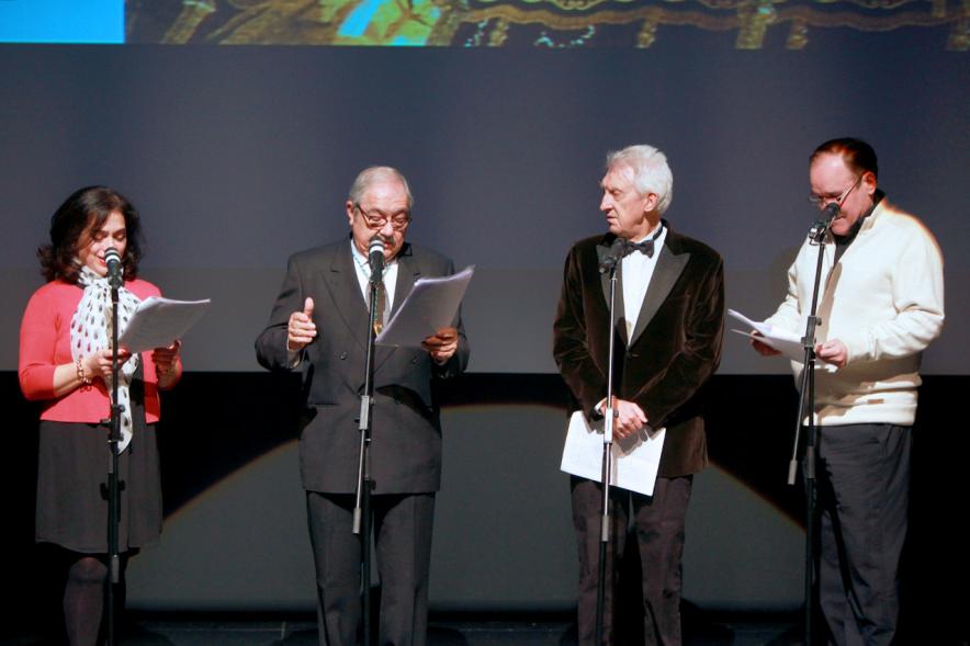 Presentación Fiestas Virgen de La Paz 2017 por la Hermandad Virgen de La Paz - Imagen de personas recitando en el escenario.