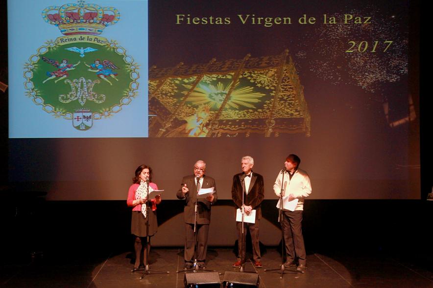 Presentación Fiestas Virgen de La Paz 2017 por la Hermandad Virgen de La Paz - Imagen de personas recitando en el escenario.
