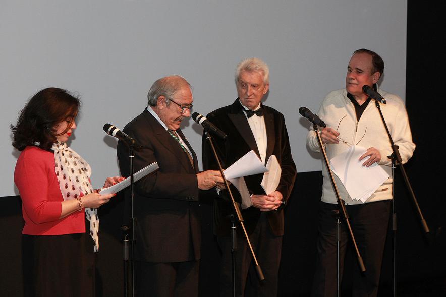Presentación Fiestas Virgen de La Paz 2017 por la Hermandad Virgen de La Paz - Imagen de personas recitando en el escenario.