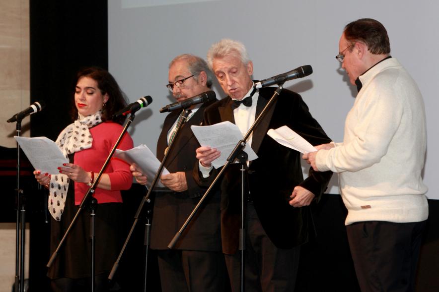 Presentación Fiestas Virgen de La Paz 2017 por la Hermandad Virgen de La Paz - Imagen de personas recitando en el escenario.