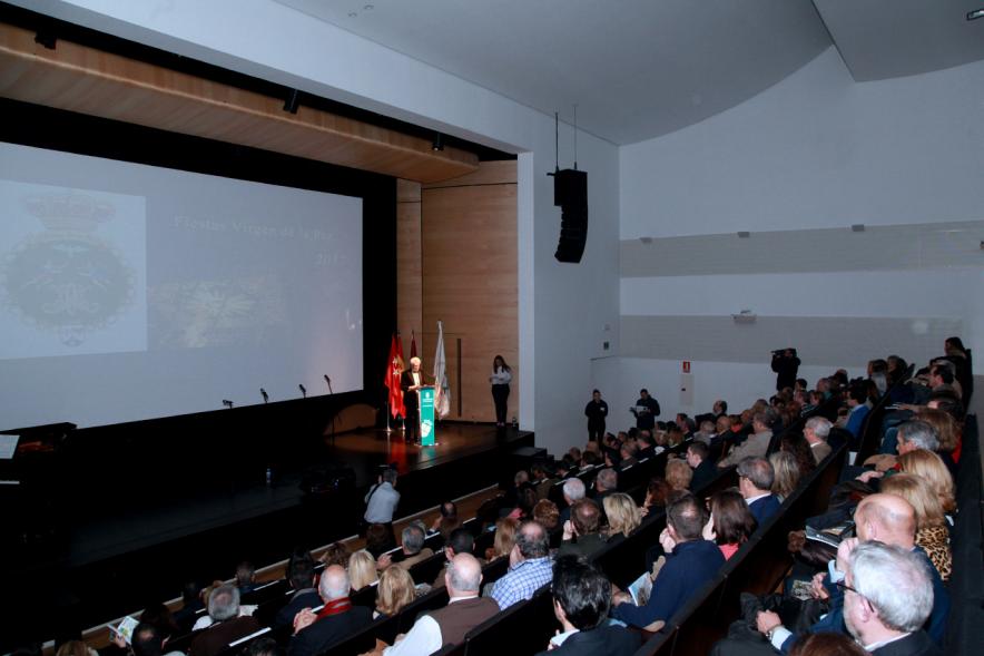 Presentación Fiestas Virgen de La Paz 2017 por la Hermandad Virgen de La Paz - Imagen vista general del escenario y del público asistente.