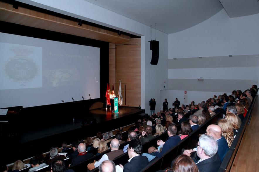 Presentación Fiestas Virgen de La Paz 2017 por la Hermandad Virgen de La Paz - Imagen vista general del escenario y del público asistente.