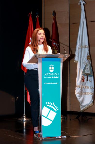 Presentación Fiestas Virgen de La Paz 2017 por la Hermandad Virgen de La Paz - Imagen de persona en el escenario dirigiendo unas palabras al público asistente.