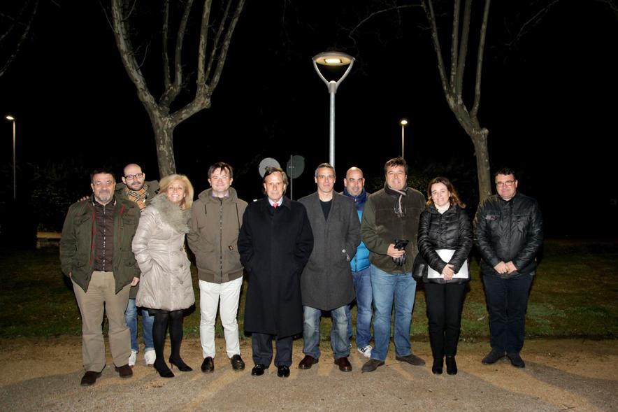 Visita Cambio a Luminarias Inteligentes - Posado nocturno de las autoridades y los técnicos.