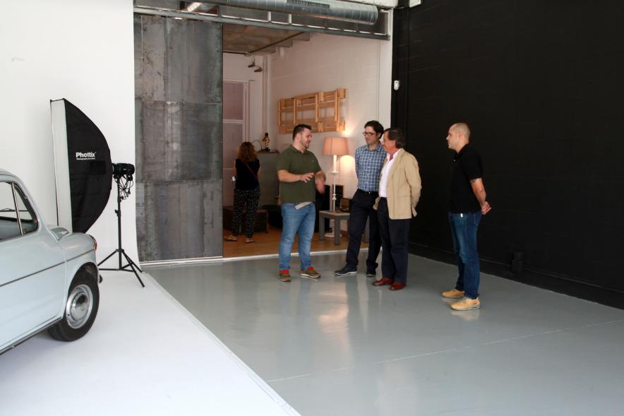 Visita al Estudio Fotográfico Madrid - El alcalde García de Vinuesa con otras personas durante la visita al estudio fotográfico.