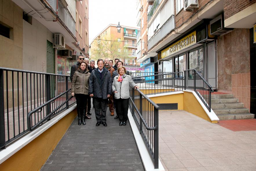 Visita a las Obras de Remodelación de la Calle Antonio Méndez - El alcalde con unos vecinos.