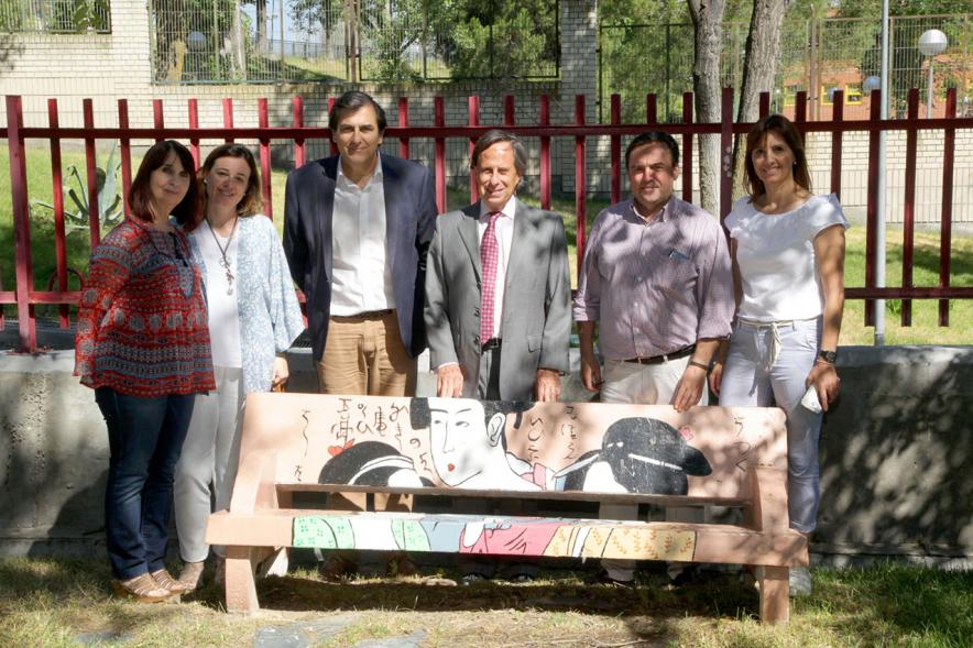 Visita al IES Giner de los Ríos - Imagen del alcalde García de Vinuesa y otras autoridades posando junto a uno de los bancos decorados por los alumnos.