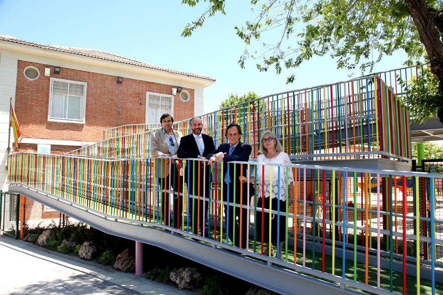 Visita Finalización de Obras en la E.I. La Chopera - Imagen del alcalde García de Vinuesa y otras autoridades en la pasarela del colegio E.I. La Chopera.