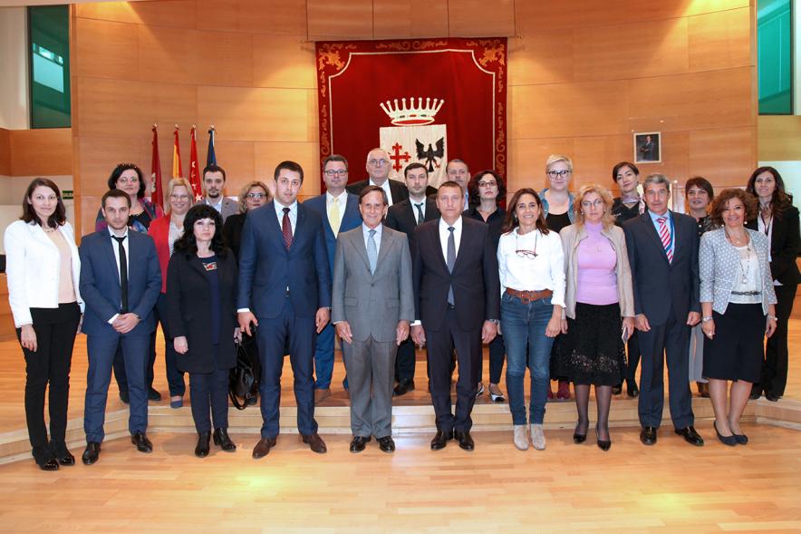 Visita de Delegación Rumana - Imagen de foto de grupo de todos los asistentes al acto.