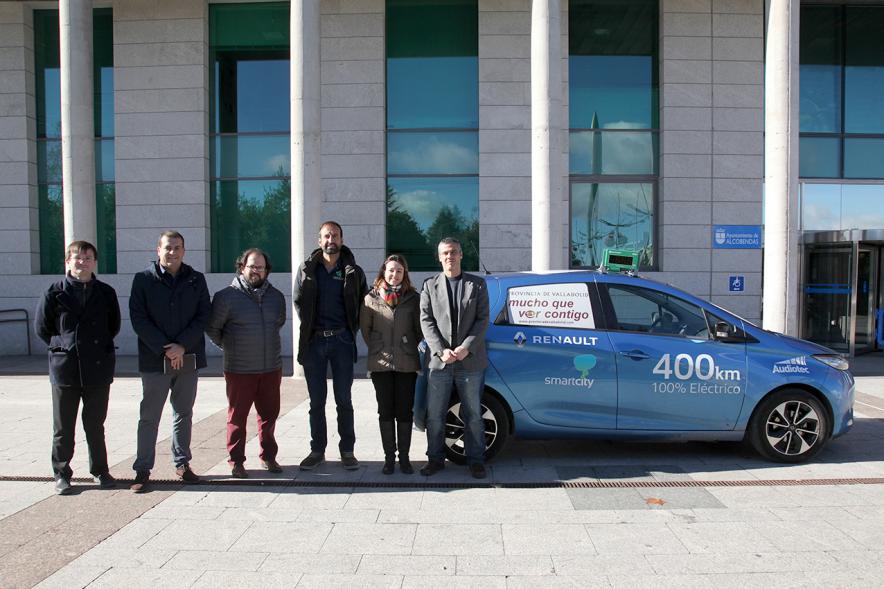 Visita de la Ruta Mi Ciudad Inteligente - Posado de las autoridades con el coche eléctrico.     .