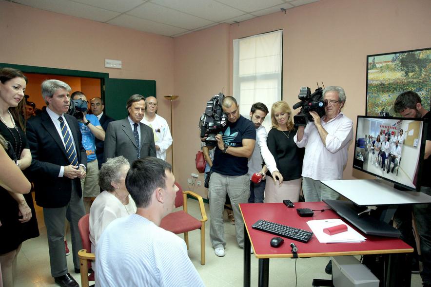 Visita a la Residencia de Mayores Gastón Baquero -Imagen del alcalde y el Consejero de la Comunidad interactuando con los ancianos.