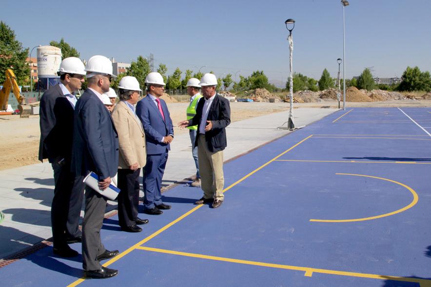 Visita Obras Nuevo Instituto Fuentelucha - Imagen de diferentes autoridades, entre ellas el alcalde García de Vinuesa visitando las zonas deportivas.