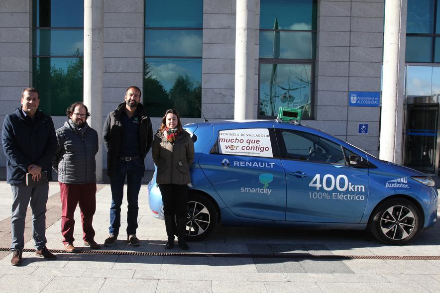 Visita de la Ruta Mi Ciudad Inteligente -Los concejales con el coche eléctrico.