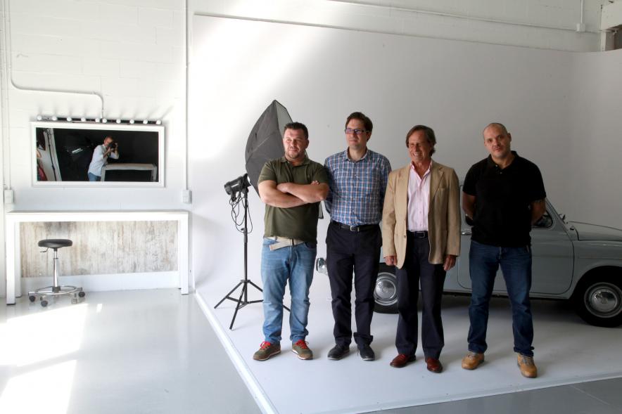Visita al Estudio Fotográfico Madrid - El alcalde García de Vinuesa con otras personas durante la visita al estudio fotográfico.