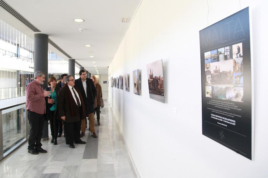 Visita del Embajador de Malta a la Exposición Fotográfica de Malta en la C.D. Valdelasfuentes -El embajador con las autoridades.  
