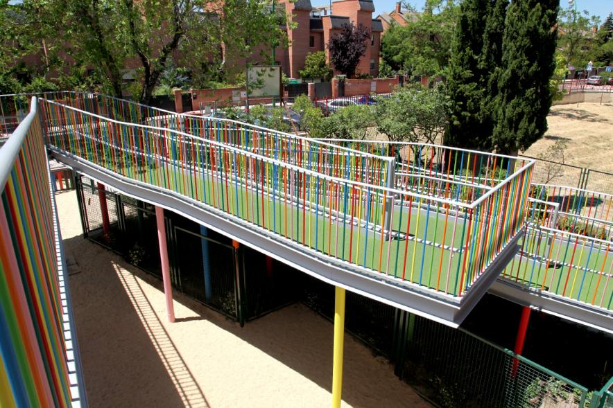 Visita Finalización de Obras en la E.I. La Chopera - Imagen del pasillo realizado con las barandillas de colores.