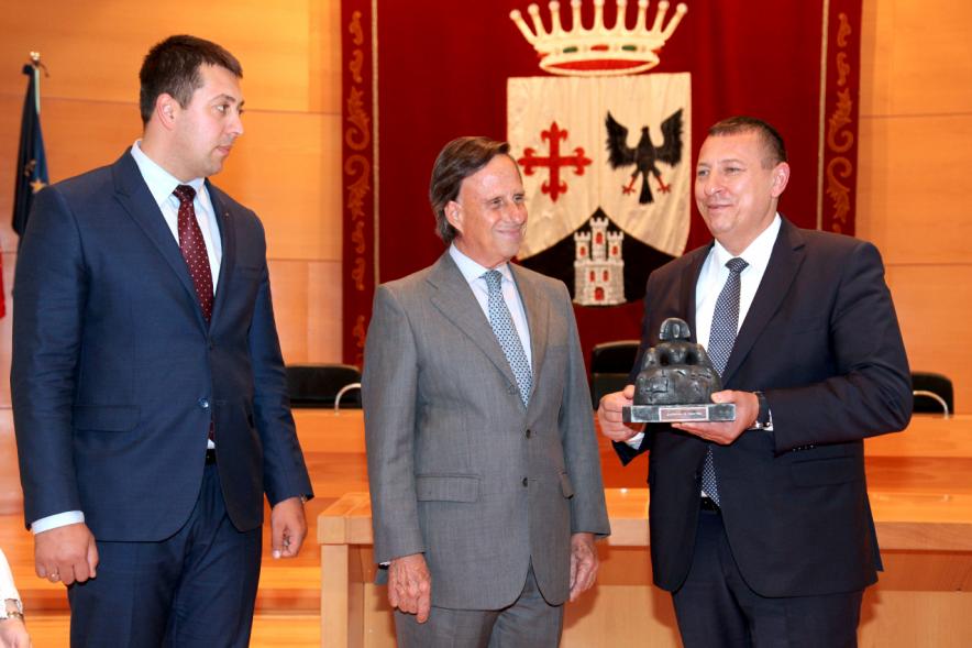 Visita de Delegación Rumana - Imagen del alcalde García de Vinuesa con delegados de Rumania que acaban de recibir el obsequio de la Menina de Alcobendas.