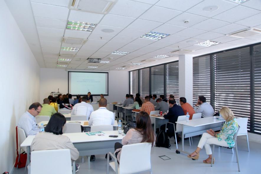 Visita Ciudad y Centro de Arte Alumnos EGME - Imagen de los alumnos recibiendo una conferencia sobre " Gestionando la cultura y la educación".