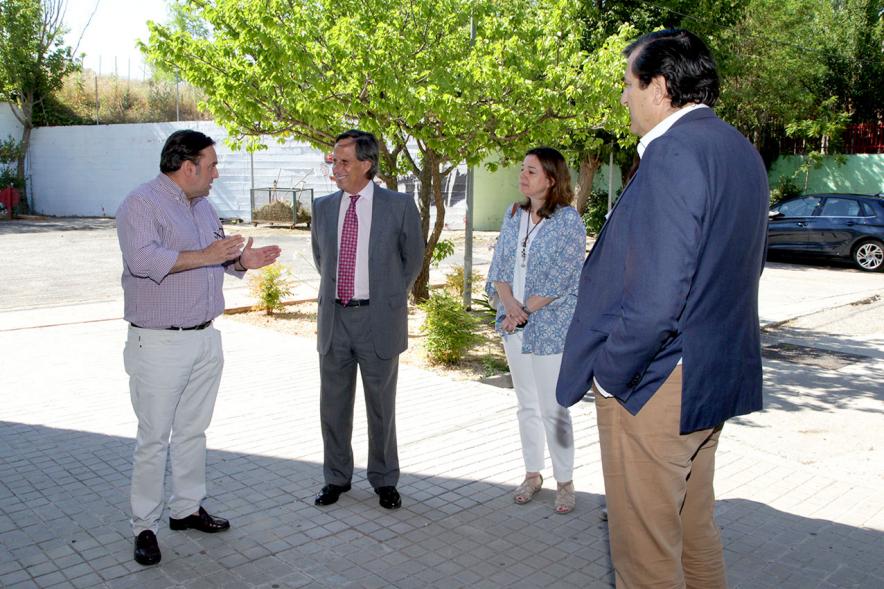 Visita al IES Giner de los Ríos - Imagen del alcalde García de Vinuesa y otras autoridades charlando en el exterior del IES.