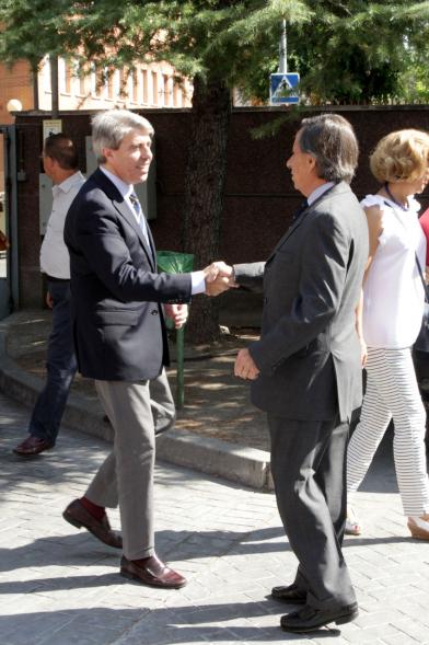 Visita a la Residencia de Mayores Gastón Baquero - Imagen del saludo del señor García de Vinuesa y don Ángel Garrido.