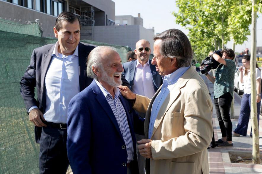 Visita Obras Nuevo Instituto Fuentelucha - Imagen del alcalde García de Vinuesa charlando con diferentes autoridades.
