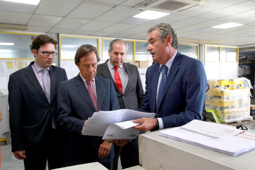Visita a Tele-Mail - El alcalde García de Vinuesa junto con otras personalidades visitando tele-mail.