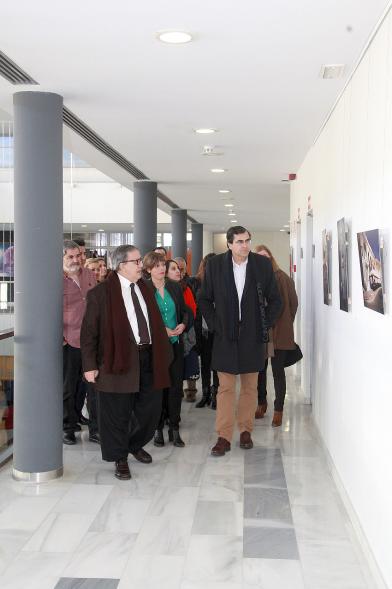 Visita del Embajador de Malta a la Exposición Fotográfica de Malta en la C.D. Valdelasfuentes -El embajador con las autoridades.  