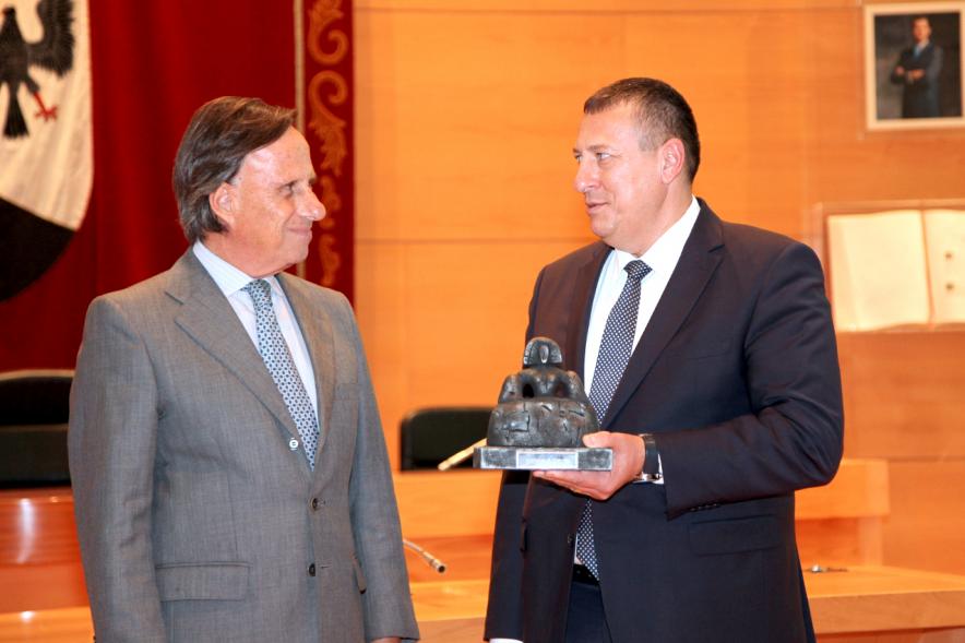 Visita de Delegación Rumana - Imagen del alcalde García de Vinuesa con delegados de Rumania recibiendo el obsequio de la Menina de Alcobendas.