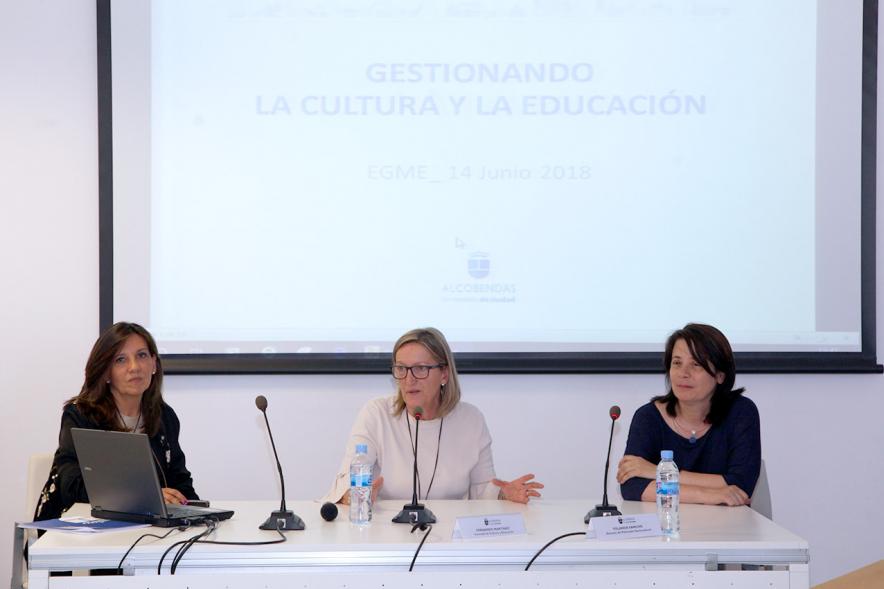 Visita Ciudad y Centro de Arte Alumnos EGME - Imagen de los alumnos recibiendo una conferencia sobre " Gestionando la cultura y la educación".