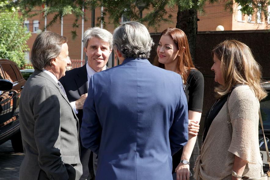 Visita a la Residencia de Mayores Gastón Baquero - Imagen de las autoridades municipales y  Don Ángel Garrido.