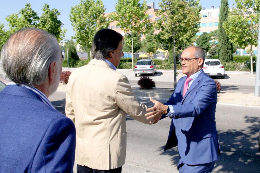 Visita Obras Nuevo Instituto Fuentelucha - Imagen del alcalde García de Vinuesa saludando a una autoridad asistente al acto.