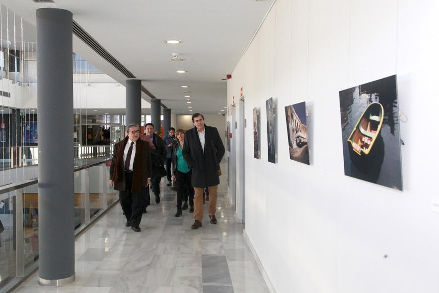 Visita del Embajador de Malta a la Exposición Fotográfica de Malta en la C.D. Valdelasfuentes - El embajador con las autoridades. 