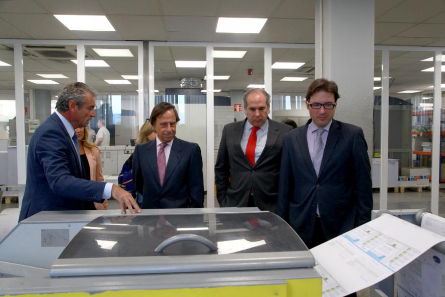 Visita a Tele-Mail - El alcalde García de Vinuesa junto con otras personalidades visitando tele-mail.