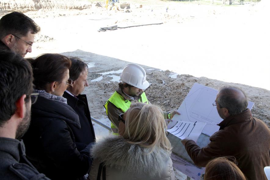 Delegación municipal comprobando el proyecto sobre el plano