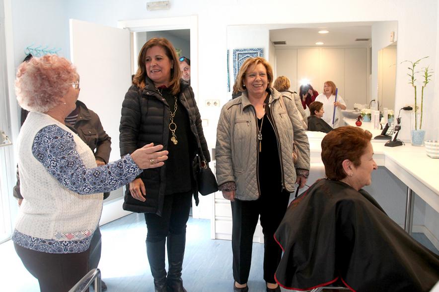 Visita al Centro de Mayores María Zambrano -  La concejal con los usuarios.