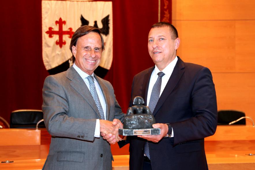 Visita de Delegación Rumana - Imagen del alcalde García de Vinuesa con delegados de Rumania recibiendo el obsequio de la Menina de Alcobendas.