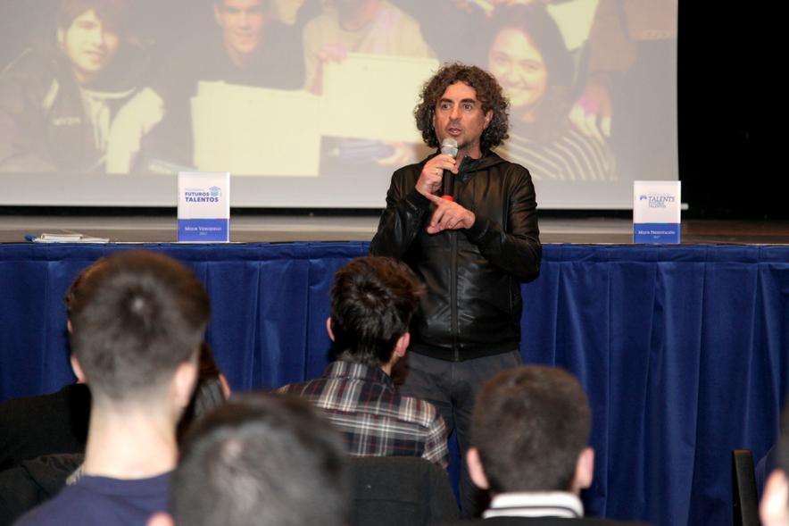 Visita al CIFP José Luis Garci - Imagen de una persona dirigiéndose a los asistentes al acto.