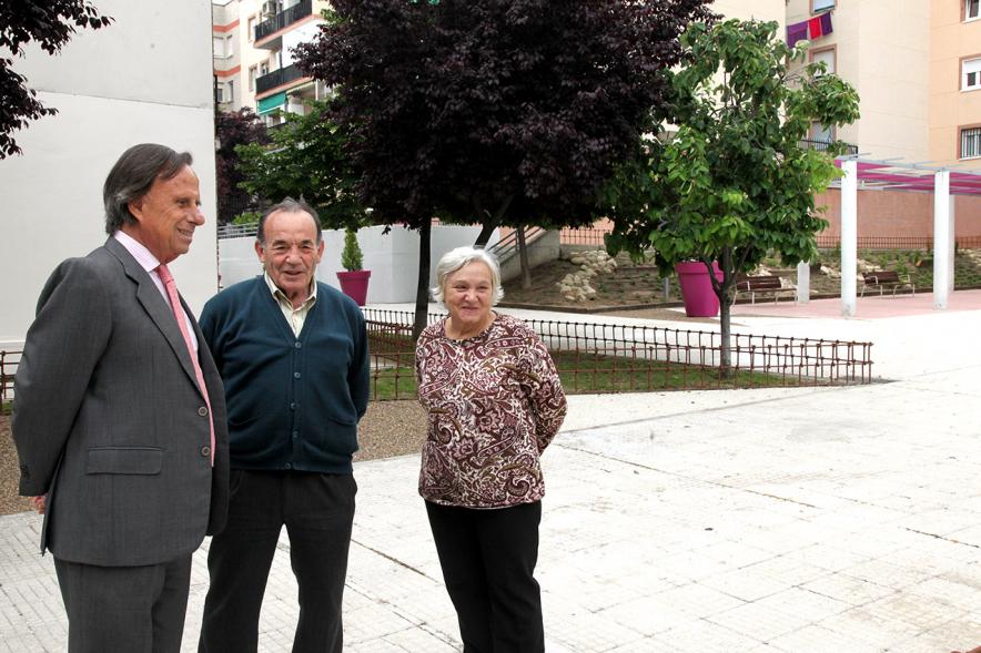 Visita al Parque Félix Rodríguez de la Fuente - Imagen del alcalde García de Vinuesa y otras personas en un momento de la visita al parque.