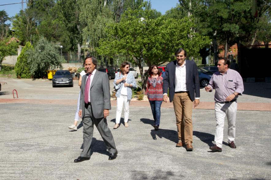 Visita al IES Giner de los Ríos - Imagen del alcalde García de Vinuesa y otras autoridades llegando al IES.