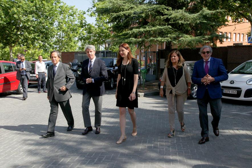 Visita a la Residencia de Mayores Gastón Baquero - Imagen del señor García de Vinuesa y el señor Garrido a la residencia.