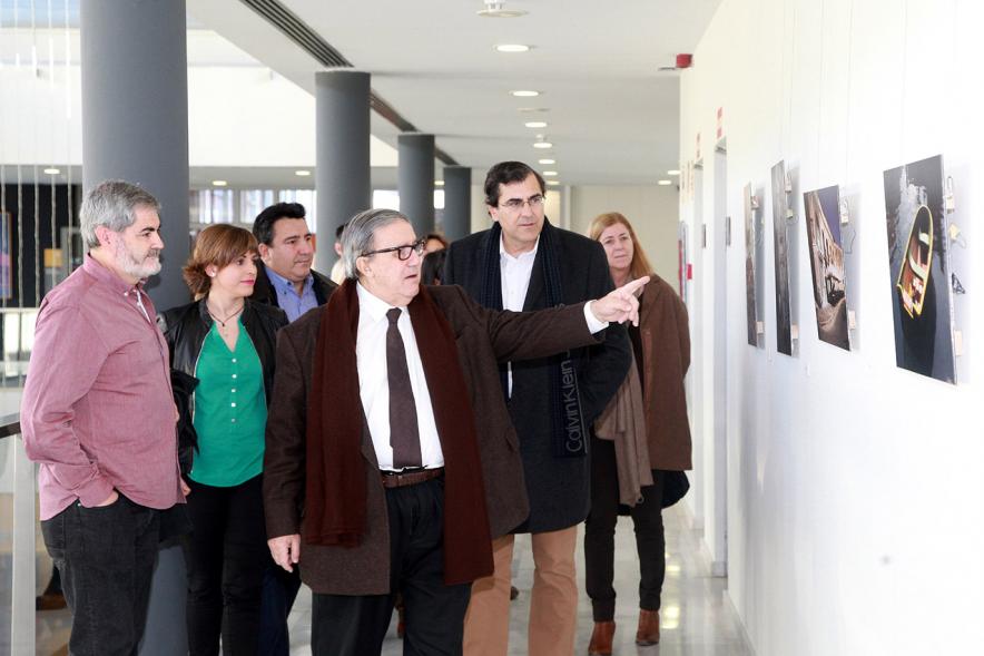 Visita del Embajador de Malta a la Exposición Fotográfica de Malta en la C.D. Valdelasfuentes -El embajador con las autoridades.  