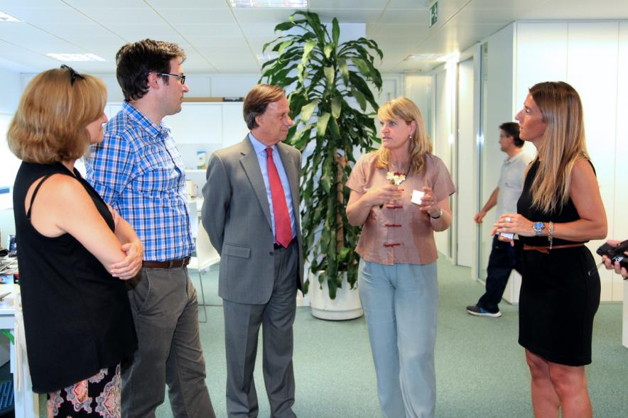 Visita a Bausch + Lomb - El alcalde García de Vinuesa visitando las instalaciones.