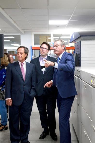 Visita a Tele-Mail - El alcalde García de Vinuesa junto con otras personalidades visitando tele-mail.