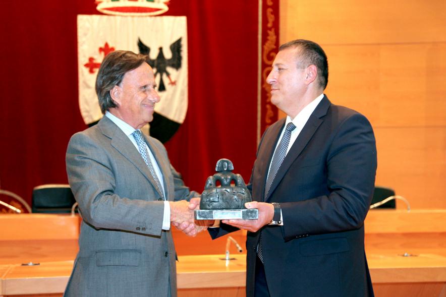 Visita de Delegación Rumana - Imagen del alcalde García de Vinuesa con delegados de Rumania recibiendo el obsequio de la Menina de Alcobendas.