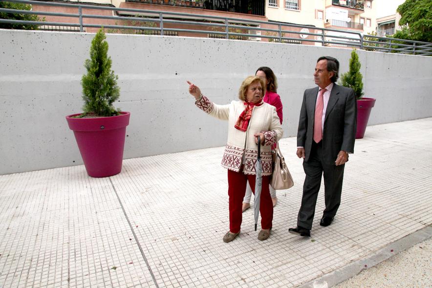 Visita al Parque Félix Rodríguez de la Fuente - Imagen del alcalde García de Vinuesa charlando con una visitante del parque.